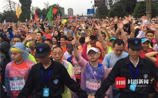 三万人集结彩虹大道 双遗马拉松即将开跑