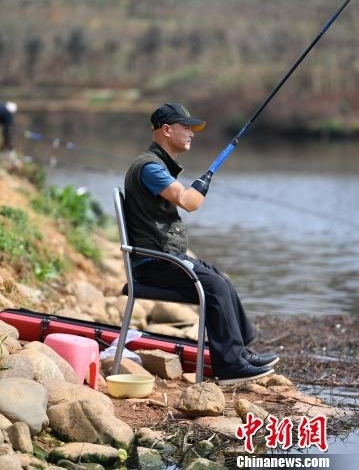 成都男子因意外失去双臂双腿 18年后成钓鱼达人