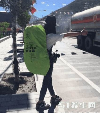 镜头下:川藏线上“穷游女”的真实生活