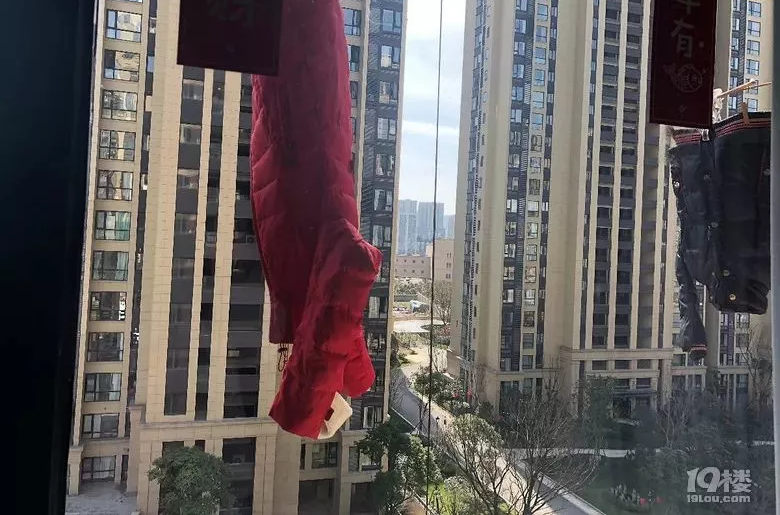 һ�������ʹ�ߣ���ס�·�4���£���¥�ϵ�����ĸŮ�Ʒ��ˣ�