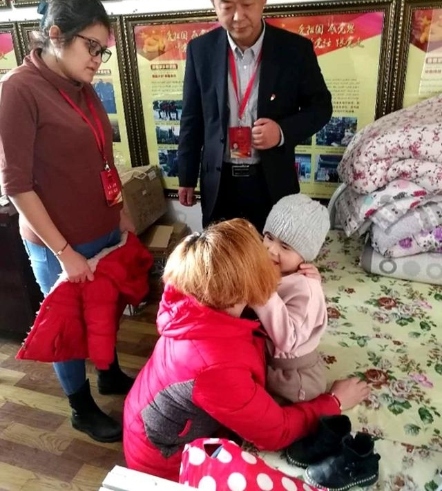 「民族团结一家亲」孩子孩子你别哭 我们帮你找妈妈