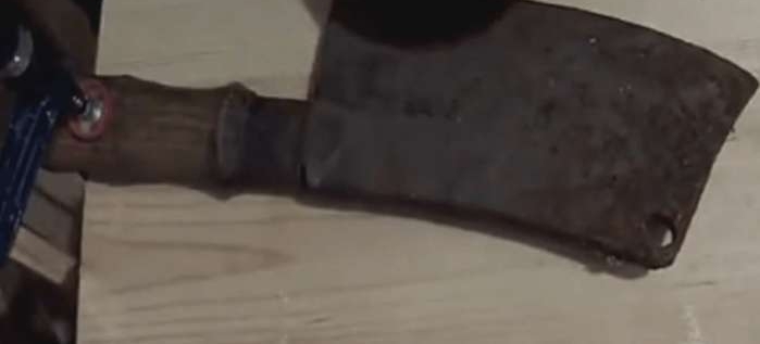 男子路边巧遇一把锈迹斑斑菜刀, 打磨后没想到是这种材质的宝刀