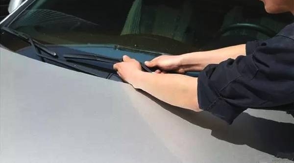 雨天救命的开车技巧,有车一族一定要看!