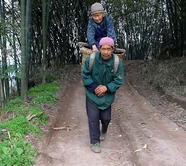 孝顺农村老汉背母看病,六年来风雨无阻,此情感动天