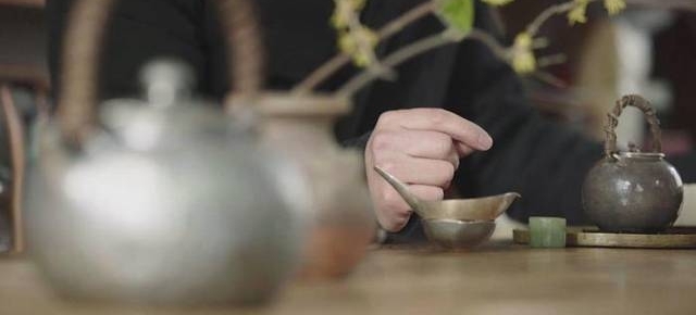 他把冰冷金属做成石头模样,却热心养流浪猫,身后白猫肥得不像话