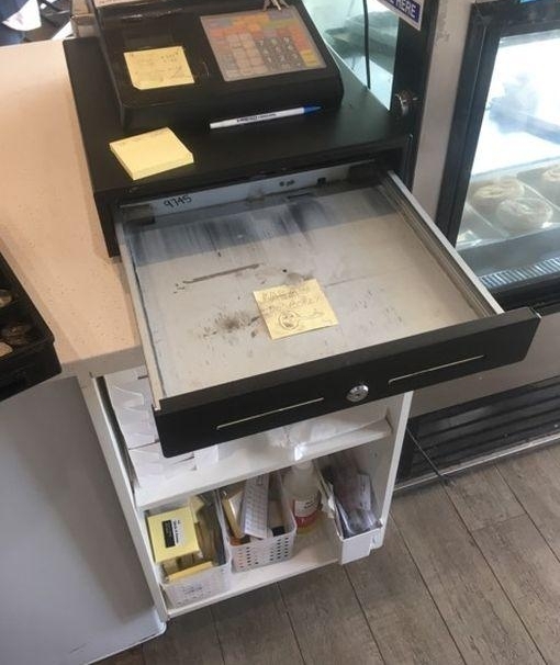 小偷拉开收银机 被店员留下的字条气哭