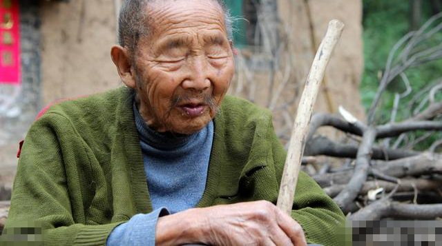 6岁时致盲,50多岁生下智障儿,如今父子俩全靠九旬弟弟照顾