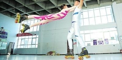 冰上杂技高手返乡免费开培训班 让贫困娃登国际舞台