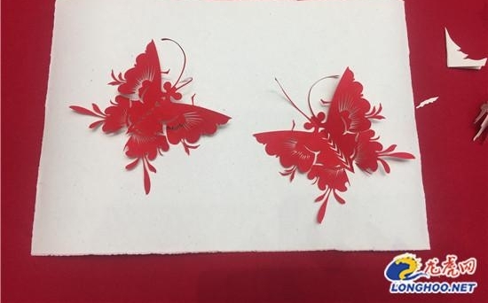 ��ֽ�ϻ��ƣ����ô��С���ֽ��������У�