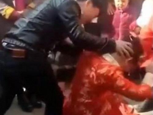 婚礼新人“一拜高堂”,伴郎一个动作,被新娘起身连甩2嘴巴