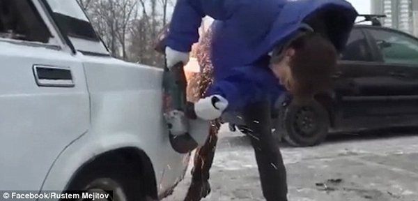 ����ͼ�㣺Ů���ﳵ�����Ķ���ͻȻ���� ����󷽽γ���ѹ