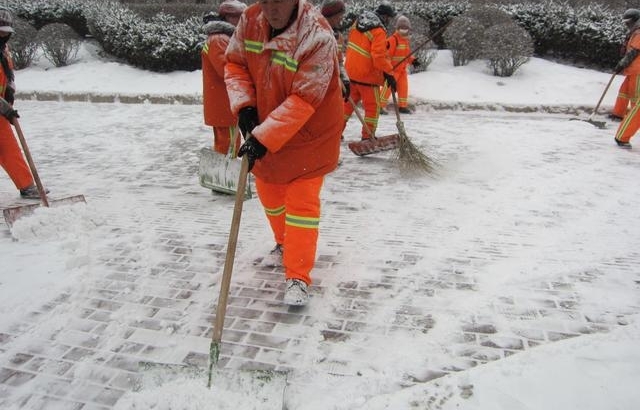 鸡西市迎来狗年首场大雪 环卫工人昼夜清雪保畅通