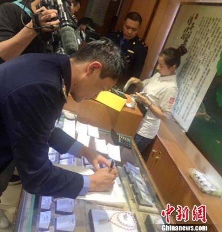 “3·15”晚会曝光的成都问题珠宝店已被停业并调查