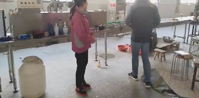 芜湖:一瓶“天之蓝”就卖50多块?!~犯罪嫌疑人:这是“特供”!