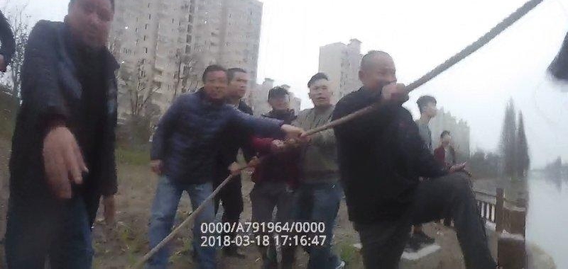 ��Ѯ���˻�����Ը������Ů�����������Ϻ��񾯽�����ͣ����ʩ��