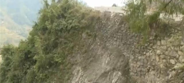 大货车盘山公路上刹车失灵 飞入20米深悬崖