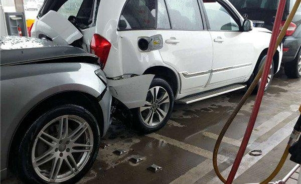 女司机油门当刹车连撞两车 已领驾照8年开车甚少