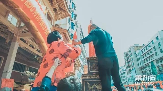 太疯狂!昨晚莆田文献步行街,望眼都是人,数百辆车动弹不得!