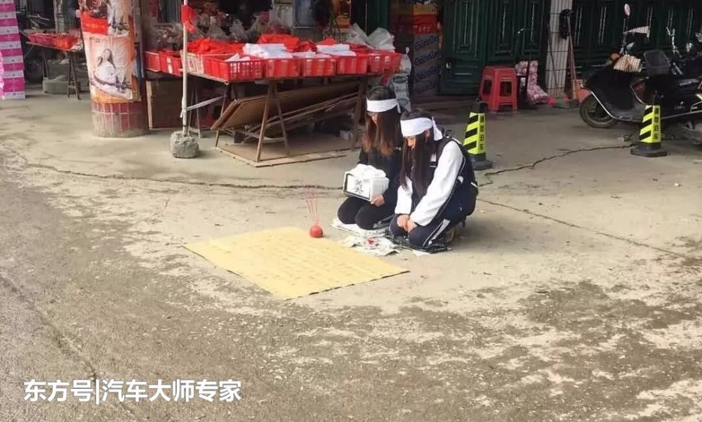 女子扮学生捧骨灰盒跪地乞讨 网友:骗子道具越来越高级