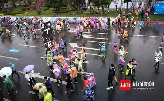 三万人集结彩虹大道 双遗马拉松即将开跑