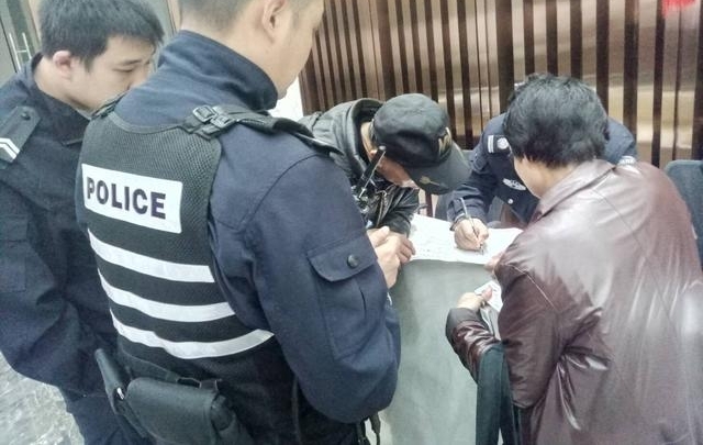 ���Ʒ���ҹ��·���� �����񾯡��㻭�Ҳ¡� ����һ��ů�Ļؼ�·