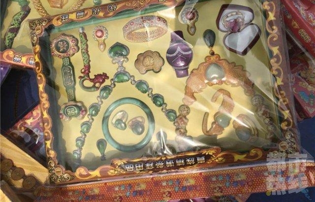 清明节祭品“赶时髦” 有吃有住还包洗护