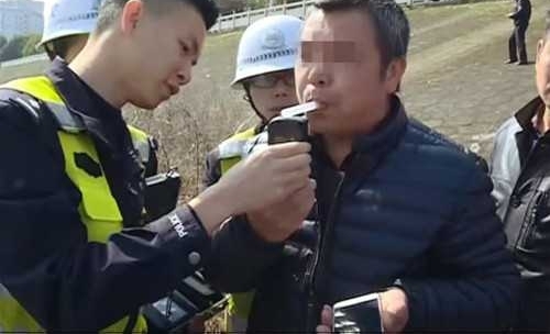 小车突然失控 为躲避行人司机直接冲进河里