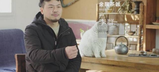 他把冰冷金属做成石头模样,却热心养流浪猫,身后白猫肥得不像话