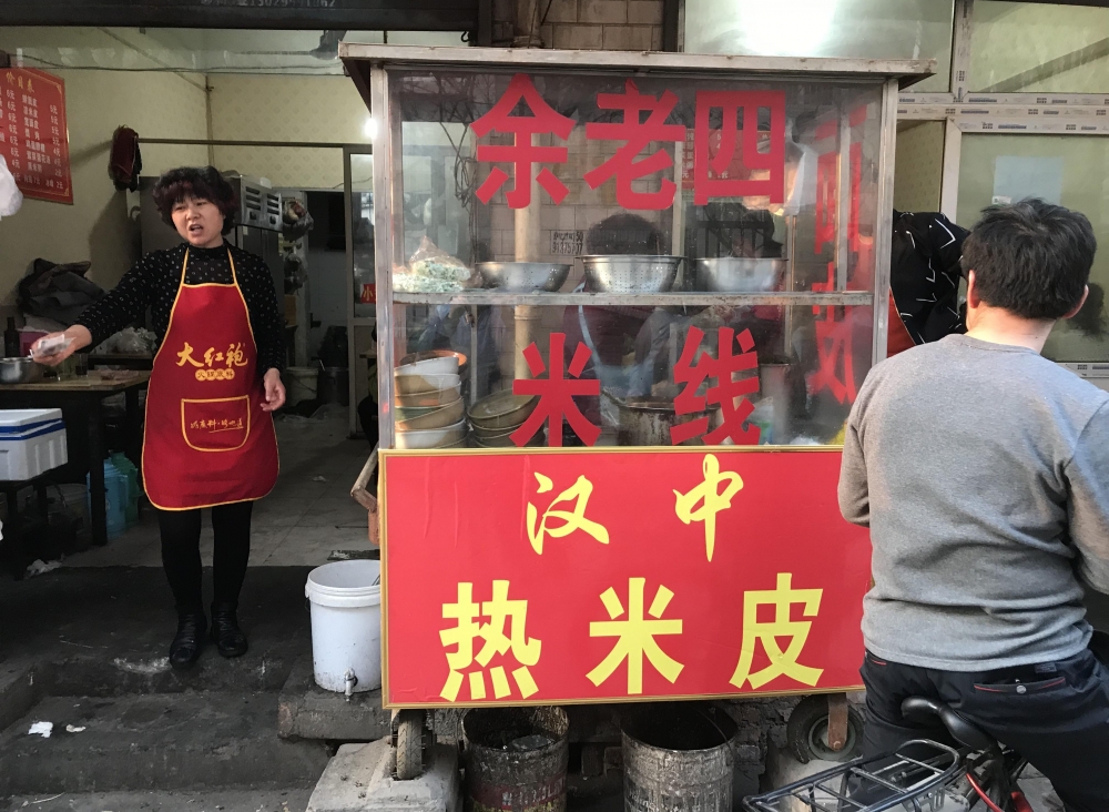 西安民新路一家名气苍蝇馆,味道正宗生意好,来往都是街坊客