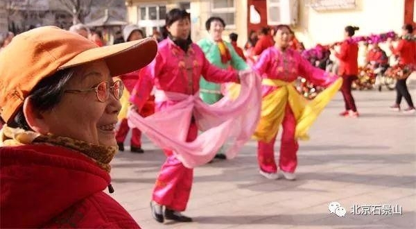 石景山区福利院干部职工与老人们欢度元宵佳节!