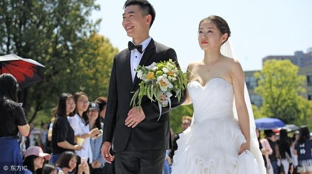 穷小伙和34岁高材生结婚,婚后我才明白她为啥没人要