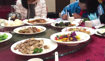 小学生边吃婚宴边写作业,一抬头网友忍不住笑喷了
