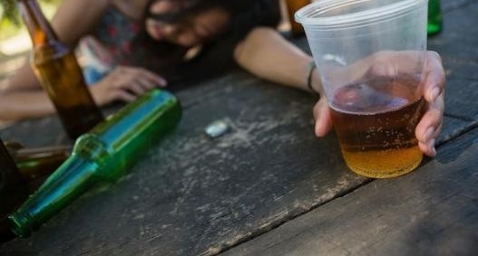 老婆醉酒回家,男子看到她手机上一段无耻视频,气得男子七窍生烟