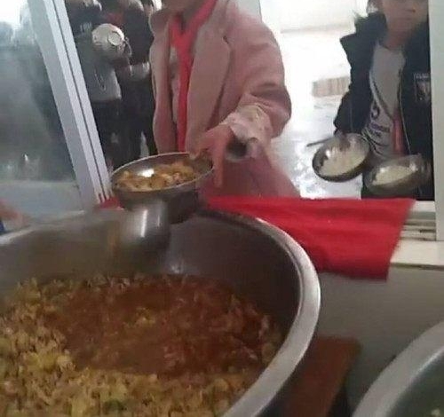 ѧУ1000��Ǯ�Ļ�ʳ������ӣ��ҳ�֪���󶼷�ŭ�ˣ�