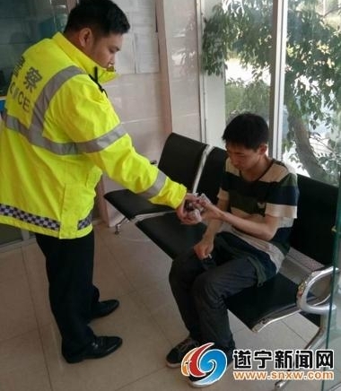 精神异常男子误入绵遂高速 交警帮他找到家人