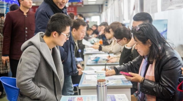 年后招聘场面堪比春运 体力好比有文凭受欢迎
