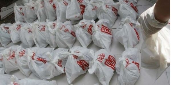 警方接到举报搜查可疑寺庙,查获大量白塑胶袋,眼前一幕让人痛心