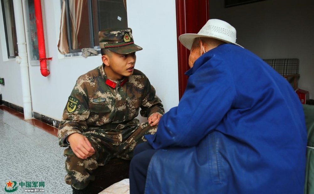 武警“雷锋”官兵:敬老院老人们的“兵儿子”