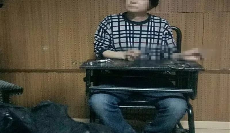���ˣ��˰������˹��컯�����̵����ֻ���������һ�����ұ�ץ��