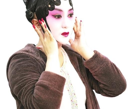 云南戏剧“山茶花奖”评比展演开幕 《锁麟囊》等三台大戏受热捧
