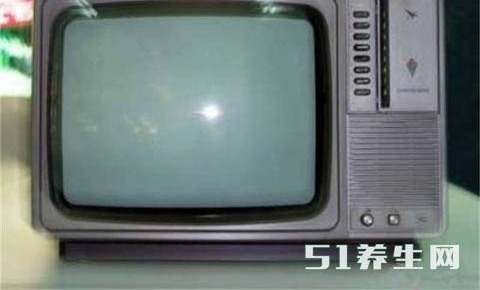 ʵ����ũ�����ӵ��һ̨�ڰ׵�����80��90�������õĻ���