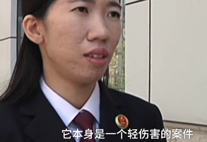79岁老教授劝阻吸烟被打至骨折,眼睛当场失明,打人者:我没错