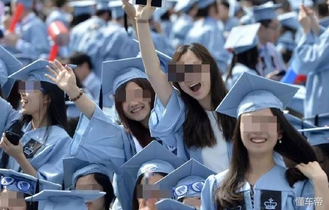你在美国开法拉利,父亲却在跑滴滴供你留学,网友:孩子该懂事啦