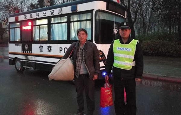 周口一打工老汉返乡途中弄丢钱包 被困高速收费站