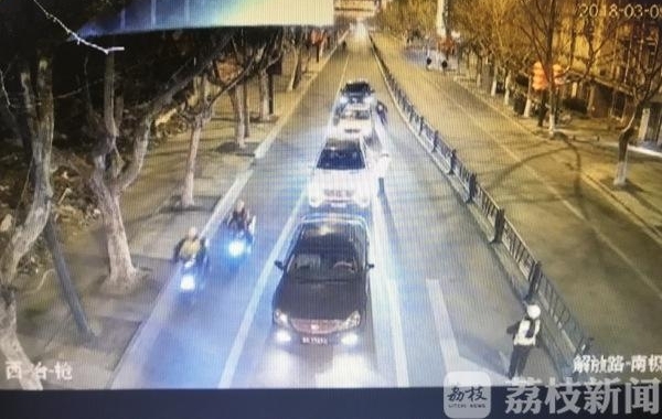 巾帼不让须眉!女辅警狂追几百米 抓获网上逃犯
