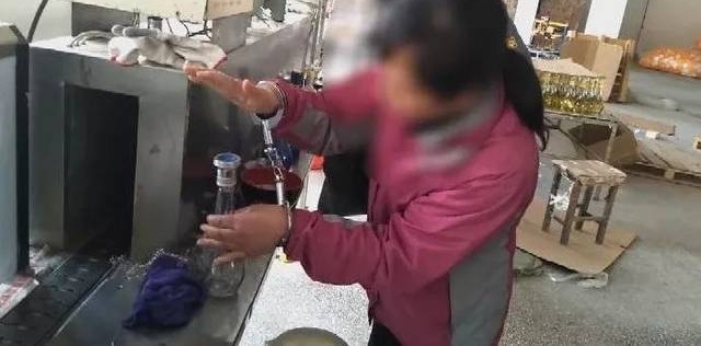 芜湖:一瓶“天之蓝”就卖50多块?!~犯罪嫌疑人:这是“特供”!