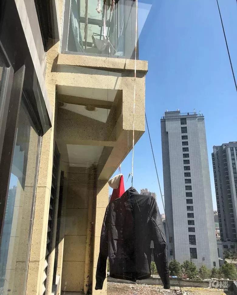 һ�������ʹ�ߣ���ס�·�4���£���¥�ϵ�����ĸŮ�Ʒ��ˣ�