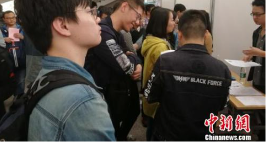 今年高校毕业生成锛傁汊拟娘紓?地方频抛橄榄枝人才争夺激烈