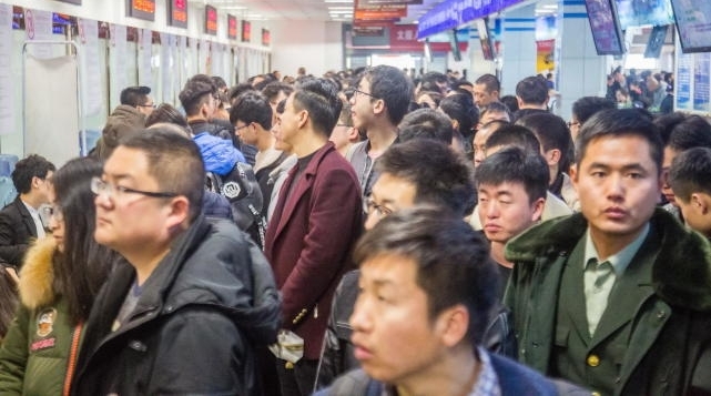 年后招聘场面堪比春运 体力好比有文凭受欢迎