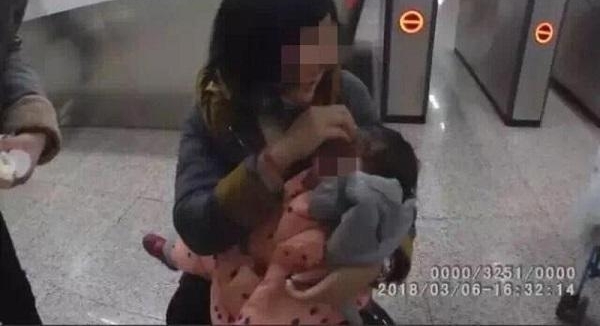 孩子头部流血不止 地铁站务员帮忙包扎伤口